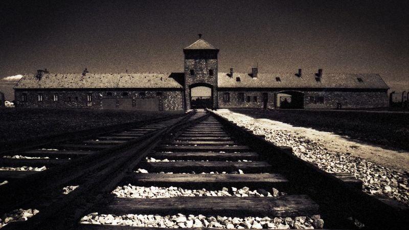 Nacistický koncentrační tábor v Osvětimi,  kde bylo povražděno přes milión lidí, velkou většinou Židů.