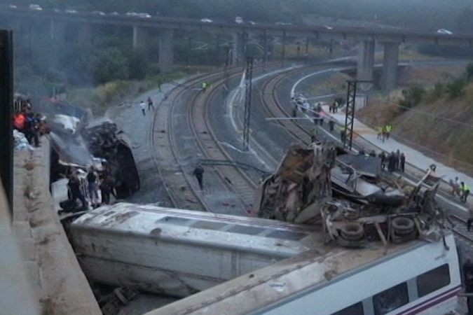 V Santiagu de Compostela odklízejí trosky po tragickém železničním neštěstí