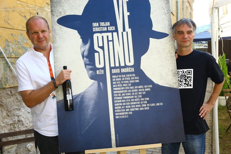 David Ondříček se svým herecem Ivanem Trojanem ukazují plakát k novému filmu Ve stínu.