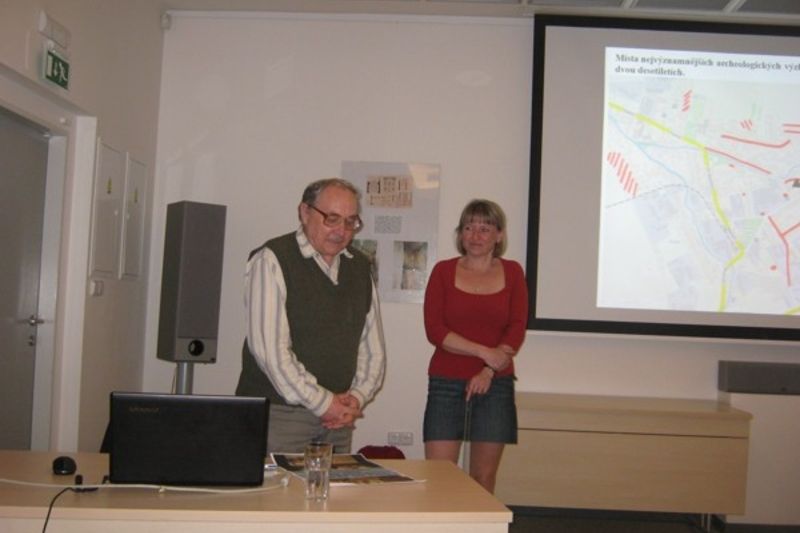 PhDr. Martina Beková (archeoložka Muzea a galerie Orlických hor) a Mgr. Jiří Mach (Vlastivědné muzeum Dobruška) během přednášky.