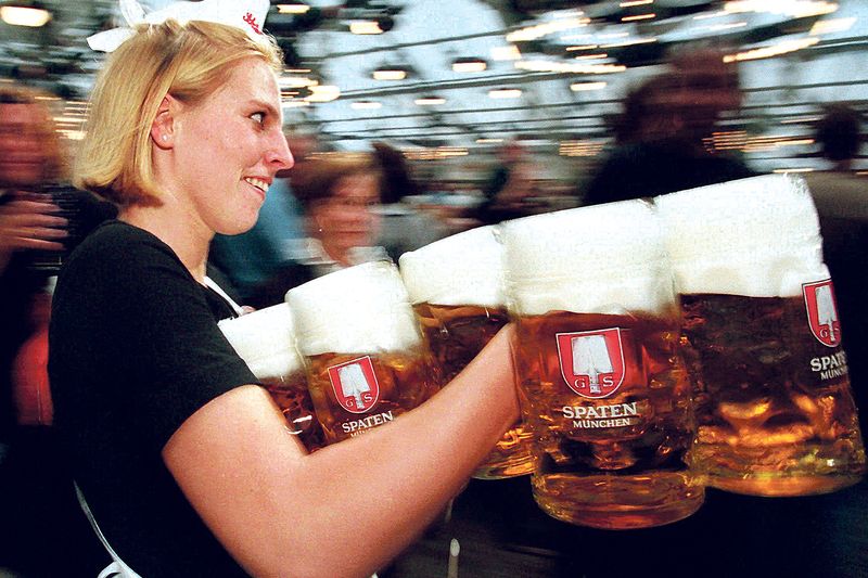 Němci a pivo, to je říjnový Oktoberfest.