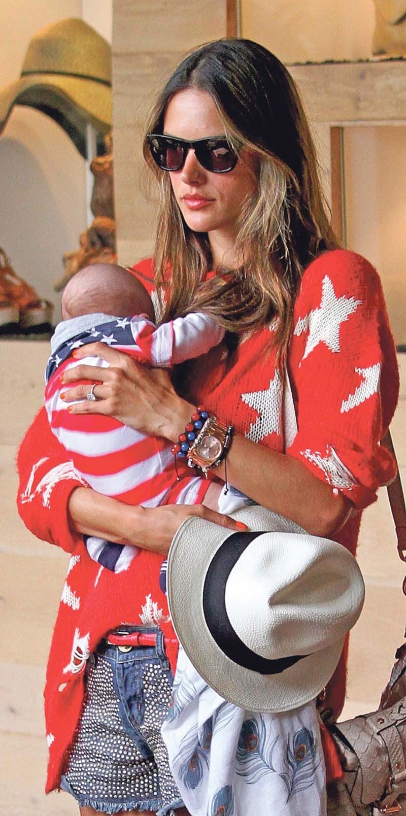Již pět týdnů po narození syna byla topmodelka Alessandra Ambrosiová opět jako proutek. 