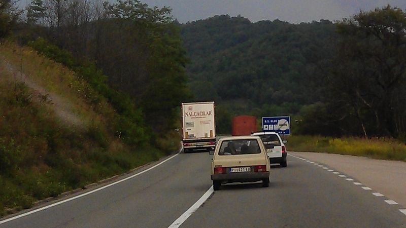 Cesta s M6 do Sofie. Předjíždění kamiónu přes plnou čáru. 