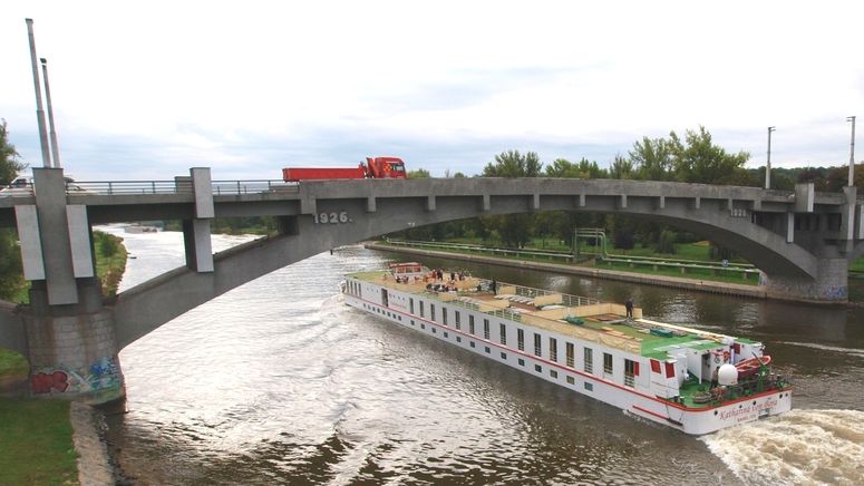 Kralupský most TGM bude až do konce května 2015 pro veškerou dopravu uzavřen. Na našem snímku jej podjíždí švýcarská výletní loď Katharina von Bora.
