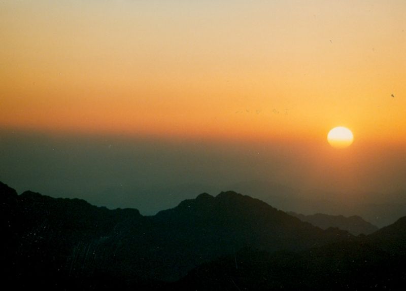 Východ slunce na Sinajském poloostrově z Mojžíšovy hory