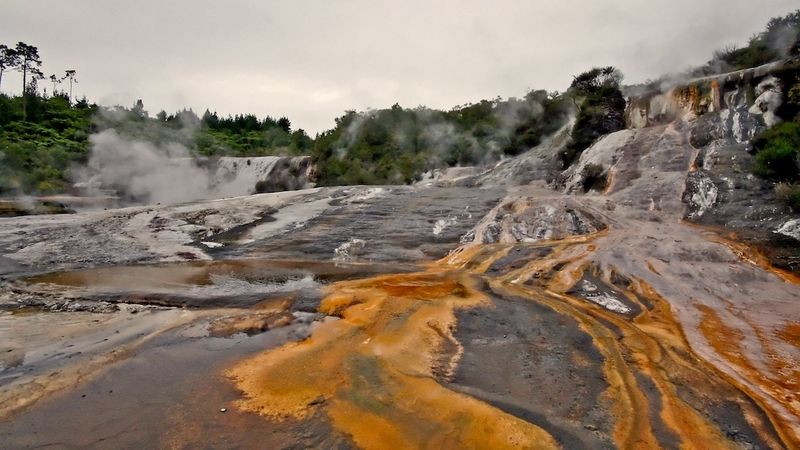 Oranžové proudy vody, žlutá jezírka nebo bahenní sopky – i to je Nový Zéland.