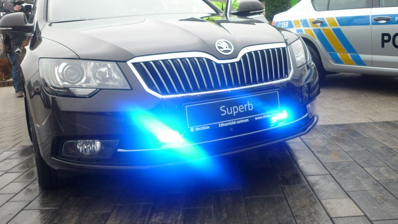 Přední skrytá výstražná LED světla (majáky) u nových policejních superbů.