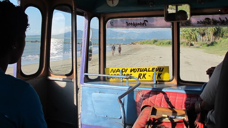 Na Fidži jezdí některé autobusy část trasy i po písečné pláži.