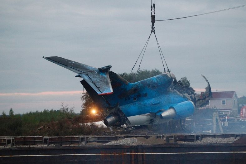 Jeřáb zvedá zadní část zničeného letadla u Jaroslavle.