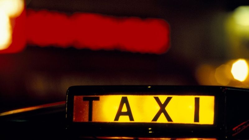 Britskému taxikáři ruply nervy. Ilustrační foto