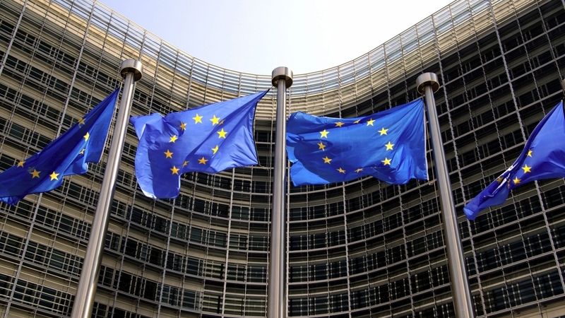 Vlajky EU před budovou Evropské komise v Bruselu.