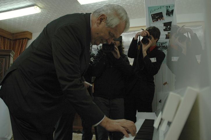 Miloš Zeman neodolal a vyzkoušel zvuk jednoho z nástrojů.