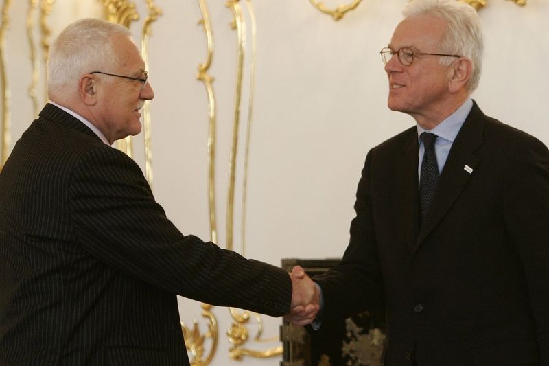 Prezident Václav Klaus vítá šéfa EP Hanse-Gerta Pötteringa.
