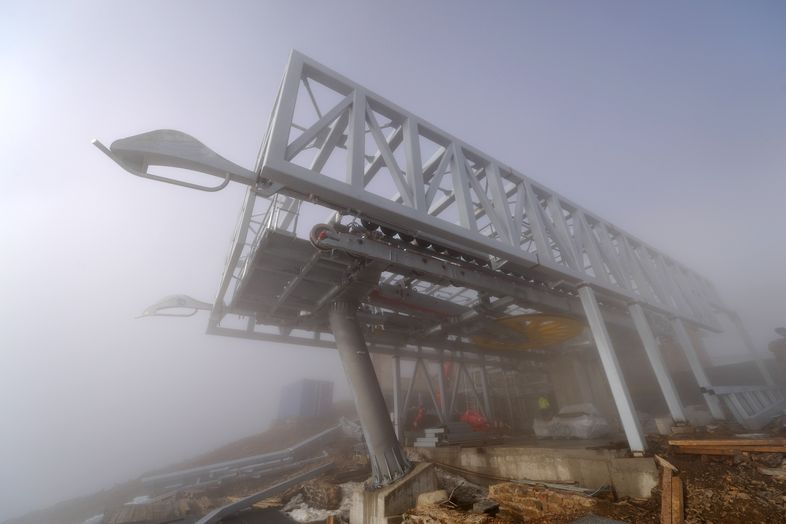 Na krkonošské Sněžce stavbaři 21. listopadu dohotovovali ocelovou konstrukci horní stanice nové lanovky. 