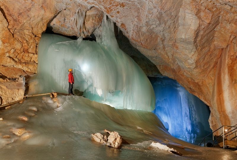 Některé prostory ledové jeskyně Eisriesenwelt jsou jako jedna velká skluzavka.