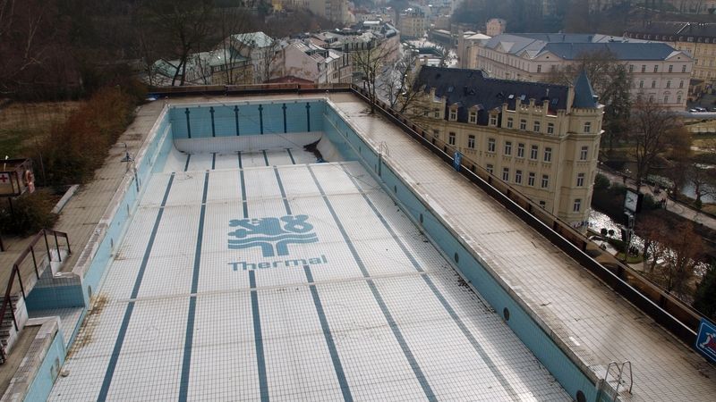 Uzavřený bazén hotelu Thermal na fotografii z letošního března