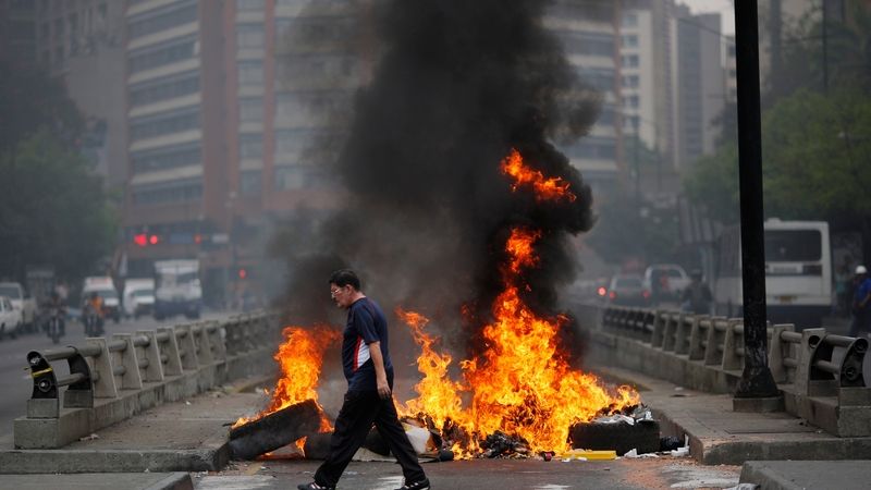 Barikády a ohně na mnoha místech blokovaly dopravu v Caracasu.