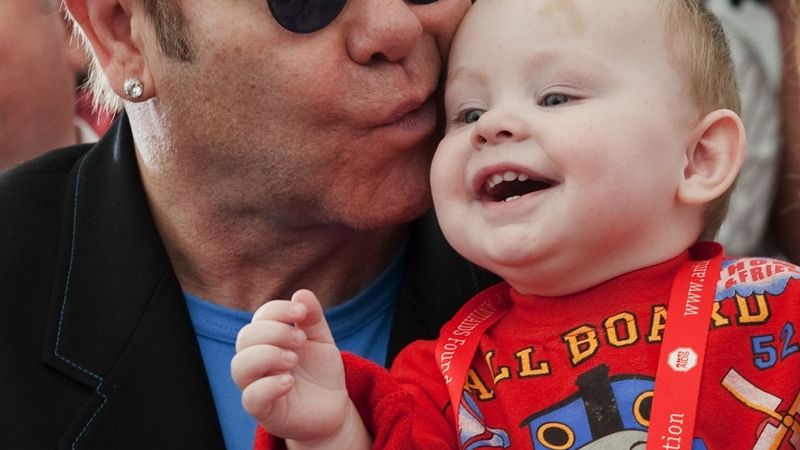 Elton John který drží malého ukrajinského chlapečka Lva.