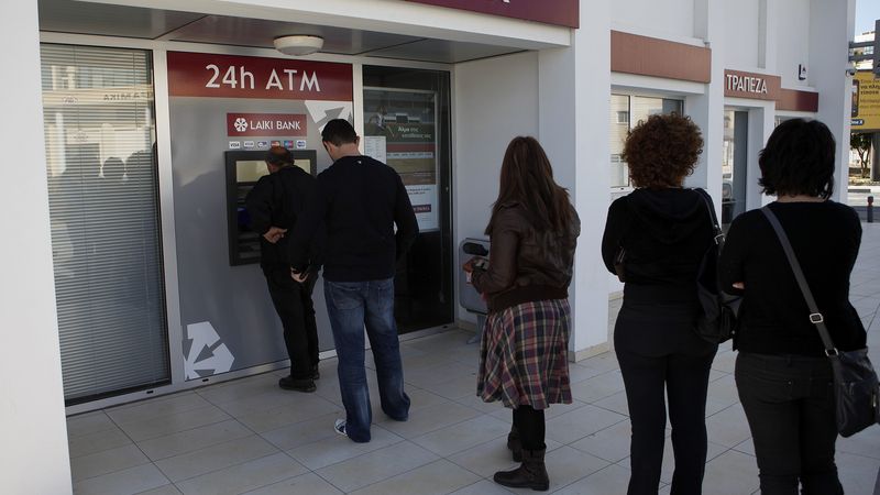 Lidé na Kypru hromadně vybírají peníze z účtů.