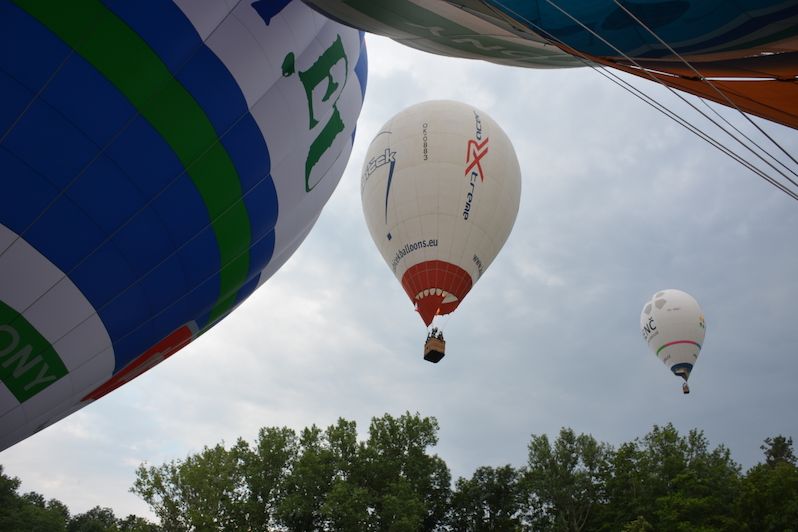 Skupinový start horkovzdušných balonů