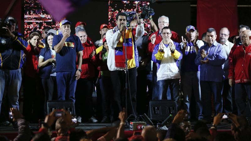 Venezuelský prezident Maduro hovoří ke svým příznivcům po vítězství socialistů v komunálních volbách 