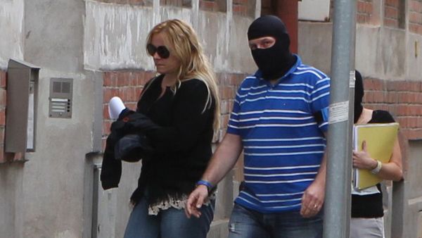 Policisté přivádějí 14. června zadrženou Janu Nagyovou na policejní služebnu v ostravské Masné ulici.