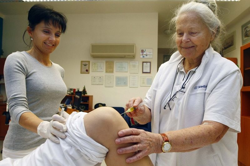 MUDr. Gabriela Picková z ORP Centra v Praze aplikuje pacientce injekci s krevní plazmou do kolena