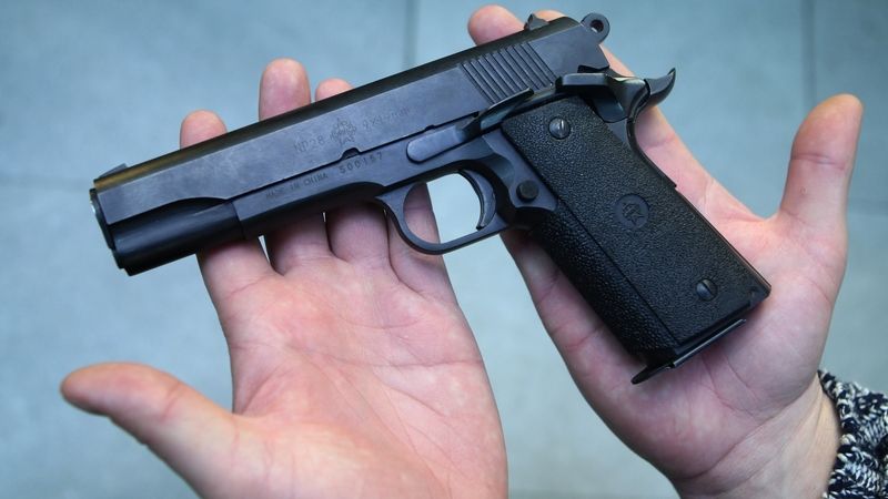 Právo bránit život se zbraní bude v ústavě, schválila Sněmovna