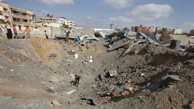 Kráter ve městě Gaza vytvořený výbuchem izraelské bomby