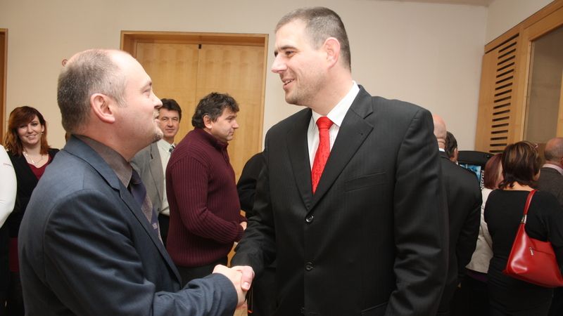 Mezi prvními gratulanty novému předsedovi jihomoravské ČSSD Zdeňku Dufkovi (vpravo) byl hejtman Michal Hašek.