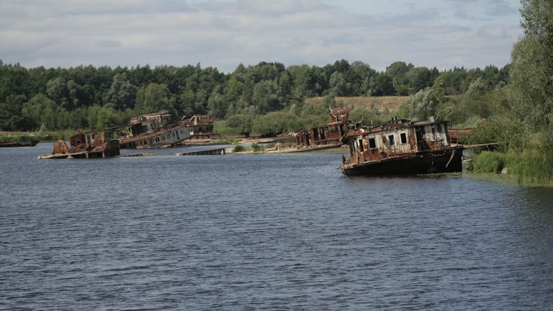 Torza nákladních lodí v přístavu Černobyl. Vstup zakázán.