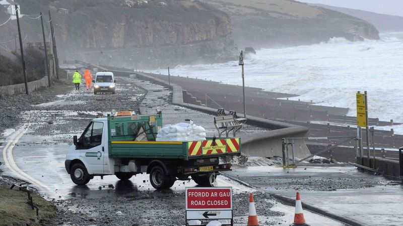 Poničená silnice na pobřeží v západním Walesu