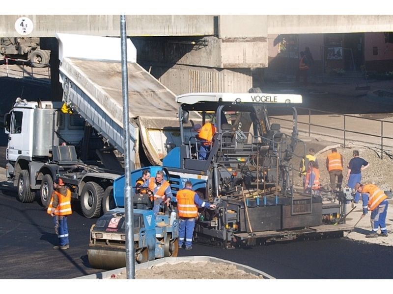Takto pilně asfaltovali dělníci z Vodohospodářských staveb Teplice koncem první březnové dekády pod kralupskými železničními viadukty.