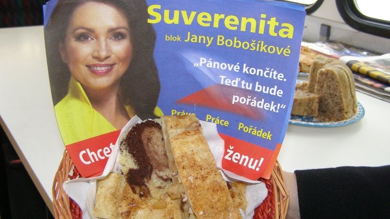 Předsedkyně strany Suverenita Jana Bobošíková v neděli vtrhla do Lidového domu a na vrátnici nechala štrůdl k snídani pro předsedu ČSSD Jiřího Paroubka.