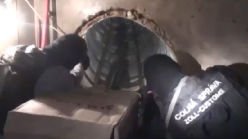 Slovenská celní správa při zásahu v pašeráckém tunelu na hranici s Ukrajinou v srpnu 2012