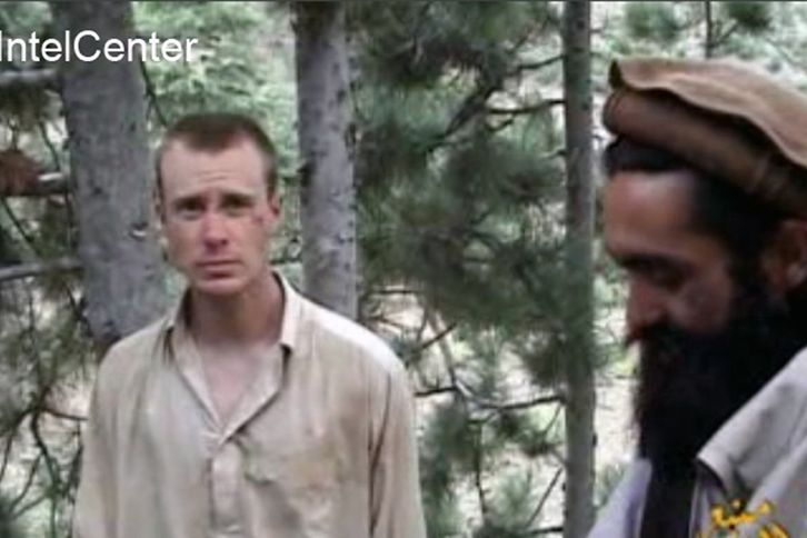 Hnutí Tálibán zadržovalo amerického vojáka Bowe Bergdahla (vlevo)téměř pět let.