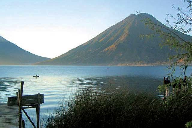 Atitlán se pyšní titulem nejkrásnějšího jezera planety. Divíte se?