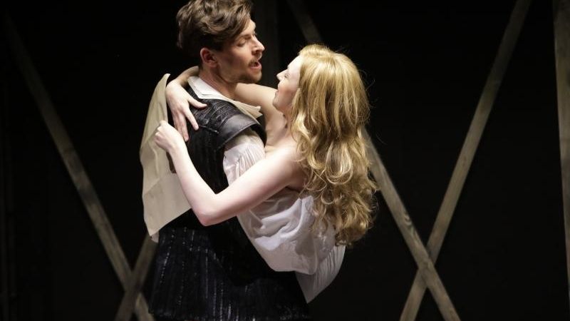 Vít Roleček (William Shakespeare) a Izabela Firlová (Viola) v inscenaci Zamilovaný Shakespeare.