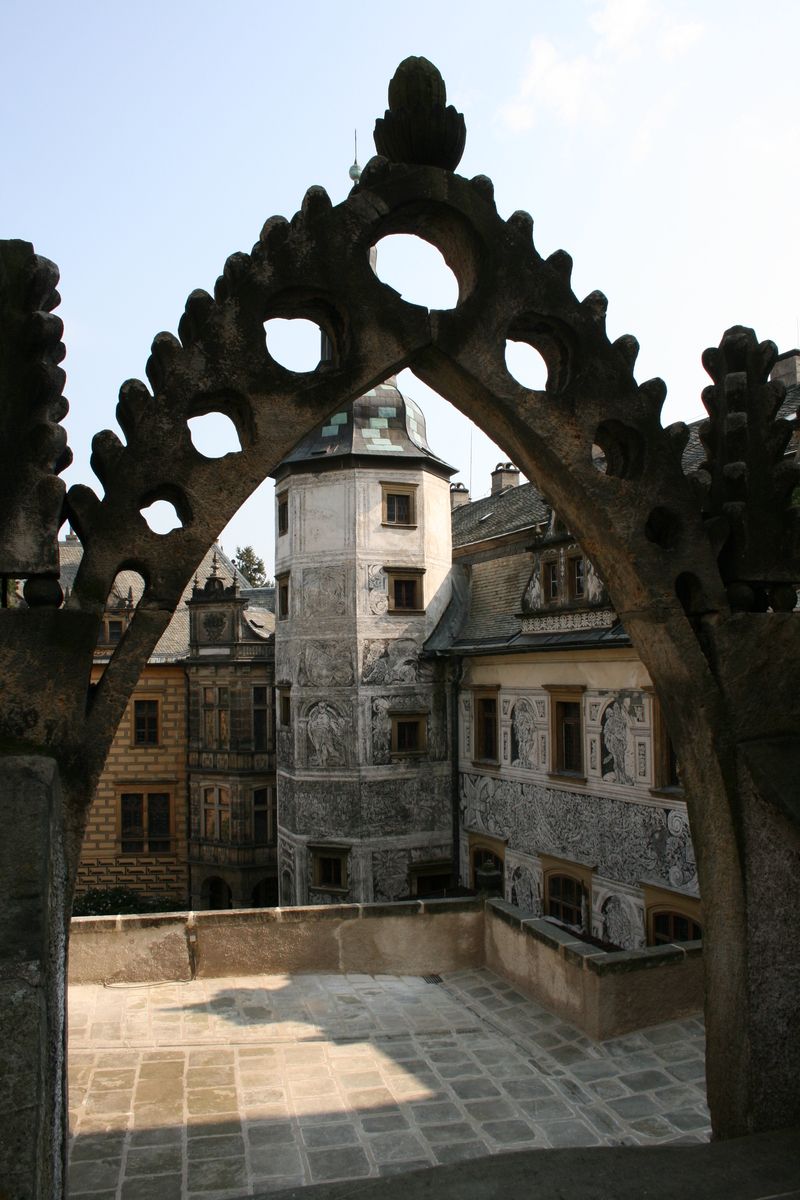 Pohled na nádvoří zámku.