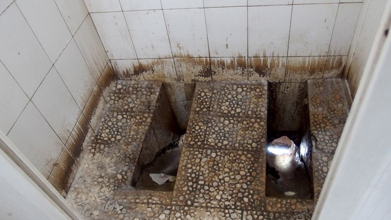 Čínské záchody mimo nové hotely překvapí nejen svou jednoduchostí