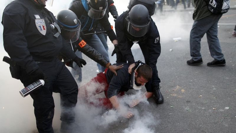 Francouzští policisté zadrželi mladíka na závěr protestu proti sňatkům homosexuálů. 