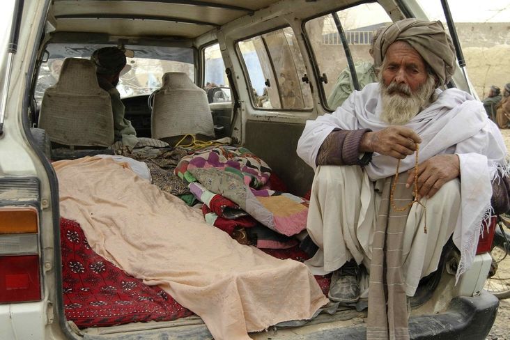 Afghánec u těl obětí amerického vojáka