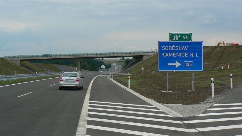 Kvůli nehodě kamionu je neprůjezdná dálnice D3