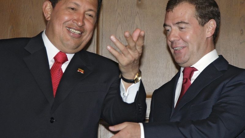 Venezuelský prezident Hugo Chávez s ruským protějškem Dmitrijem Medvěděvem (vpravo)