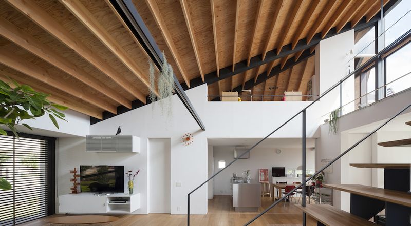 Střecha domu určuje výrazně i vzhled jeho interiéru. Díky použitému dřevu působí příjemným teplým dojmem.