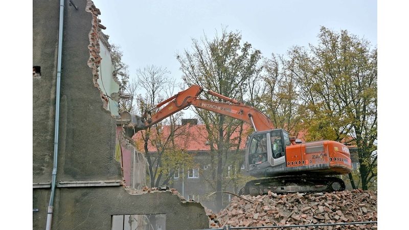 Demolice vybydleného domu v Drátovenské ulici.