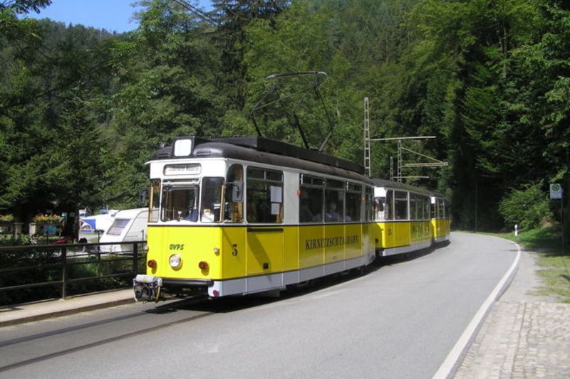 Žlutá tramvaj v Křinickém údolí.