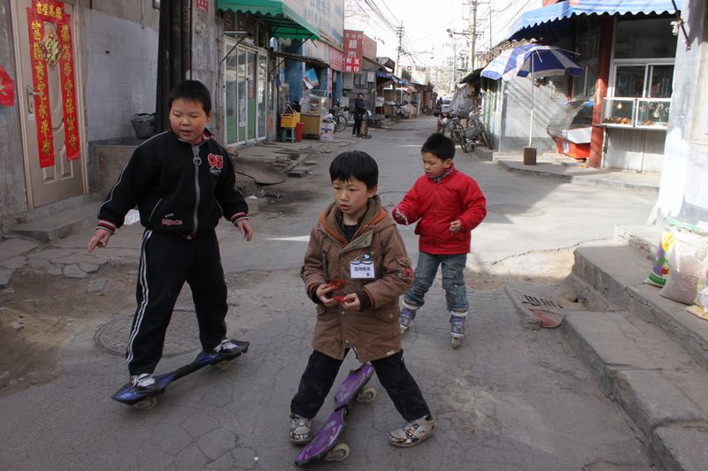 Skupinka hrajících si pekingských dětí