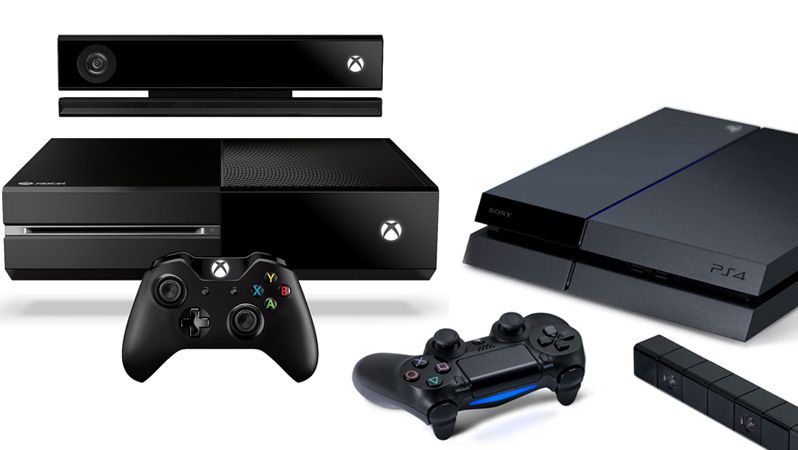 Xbox One (vlevo) a PlayStation 4