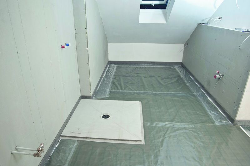 Podlaha se suchým podlahovým setem Fermacell a zabudovaným elektrickým podlahovým vytápěním s topnými rohožemi.